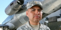 Hernández frente a un avión