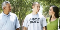 Un Cadete del Army ROTC conversa con sus padres