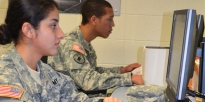 Cadetes del ROTC durante la clase