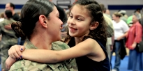 Soldado con su hija después de una ceremonia de bienvenida a casa